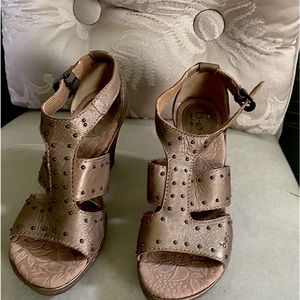 Born shoes, size 6 and gold color.